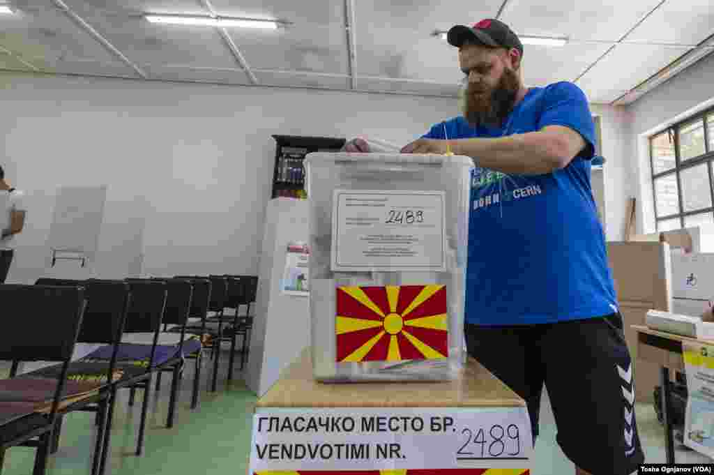 Македонските граѓани излегоа на гласање, на располагање имаат две гласачки кутии: За претседател и за пратеници во Македонското собрание.