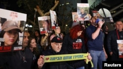 资料照片：以色列军方表示错误击毙以色列人质后，以色列民众在特拉维夫进行抗议。（2023年12月15日）