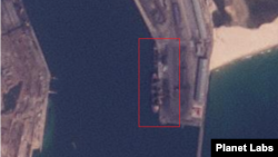 27일 청진 석탄 취급 항구를 촬영한 위성사진. 길이가 각각 90m와 160m인 선박(사각형 안)이 적재함을 연 채 정박 중이다. 자료=Planet Labs