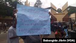 Ma'aikata da ba malamai ba na jami'ar Legas yayin da suke zanga zanga dauke da kwalaye a gaban jami'ar