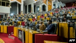 Une révision constitutionnelle controversée a réduit la durée du mandat présidentiel à cinq ans tout en maintenant la limitation de deux mandats.