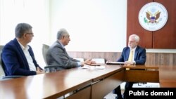 Mark Libbi və Qubad İbadoğlu (Mənbə: ABŞ səfirliyi)