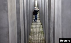 یک بازدیدکننده از موزه یادبود یهودیان اروپایی کشته‌شده در هولوکاست. برلین، آلمان. شنبه ۲۶ ژانویه ۲۰۲۴