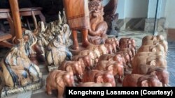 ຊ້າງຄວັດ ແລະແກະສະຫຼັກ ຈາກໂຮງງານແກະສະຫຼັກໄມ້ຂອງ ທ່ານກອງແຊງ.