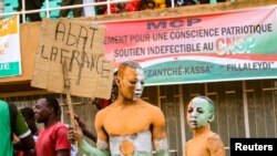 Un partisan des militaires putschistes du Niger lors d'un rassemblement dans un stade de Niamey, au Niger, le 6 août 2023.