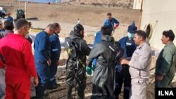 تلاش ماموران امداد برای خارج کردن اجساد پنج کارگر از انبار نفتی در کوهدشت در استان لرستان که روز ۱۸ آذر جان باختند (آرشیو)