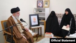 علی خامنه‌ای در دیدار با خانواده قاسم سلیمانی.