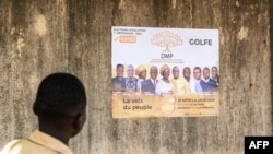 Les Togolais devaient élire leurs députés et leurs conseillers régionaux, dans un contexte politique tendu après l'adoption contestée d'une nouvelle Constitution le 19 avril qui fait passer le pays d'un régime présidentiel à un régime parlementaire. (Photo by Dodo ADOGLI / AFP)