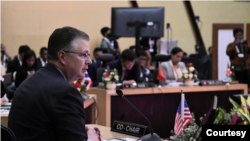 美国负责东亚和太平洋事务的助理国务卿康达(Daniel J. Kritenbrink)2023年3月7日在雅加达共同主持第35届东盟－美国对话会。（照片来自东盟网站。）