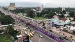 A Kinshasa, des étudiants transforment les déchets plastiques en poubelles écologiques