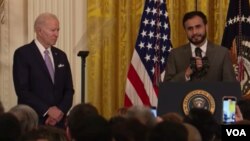 امام مخدوم ضیا، امریکایی افغان تبار، با جو بایدن ریيس جمهور ایالات متحده، در برنامه تجلیل از عید فطر در قصر سفید 