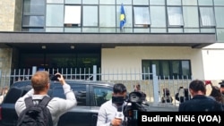 Novinari ispred zgrade Skupštine opštine Severna Mitrovica tokom postavljanja zastave