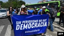 과테말라 언론인들과 시민단체 회원들이 지난 4일 수도 과테말라시티에서 언론 자유 촉구 시위를 하고 있다. (자료사진)