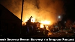 俄罗斯库尔斯克的防空系统击落一架据称是乌克兰无人机后消防队员正在扑灭大火。（2024年4月4日）