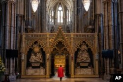 Renovasi Gereja Westminster dirintis oleh Raja Henry III, yang pada abad ke-13 merombaknya dengan gaya arsitektur gothic.
