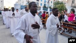 Depuis 2017, chaque année la statue de la Vierge sort un peu plus loin du parvis de l'église Saint Augustin et Saint Fidèle, la plus vieille de Tunisie.