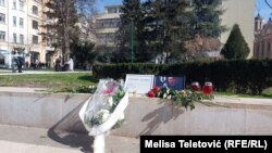 Na pločniku su zapaljene i svijeće uz fotografije Navaljnog, Sarajevo, 19. februara 2024.