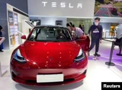 แฟ้มภาพ - รถยนต์เทสลา รุ่น โมเดล 3 ที่จัดแสดงในงาน China International Consumer Products Expo ครั้งที่ 2 ที่มณฑลไห่หนาน เมื่อเดือน เม.ย. 2023