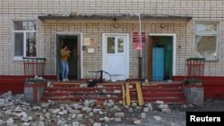 ស្ត្រីម្នាក់ឈរនៅច្រកចូលសាលាមត្តេយ្យមួយ​ដែលរងការវាយប្រហាររបស់​អ៊ុយក្រែ នៅតំបន់ជម្លោះ Belgorod ក្នុងប្រទេសរុស្ស៊ី កាលពីថ្ងៃទី២០ ខែមីនា ឆ្នាំ២០២៤។