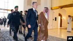 ABŞ Dövlət Katibi Antoni Blinken Səudiyyə Ərəbistanının xarici işlər naziri Şahzadə Feysəl bin Fərhanla görüşür. Riyad, Səudiyyə Ərəbistanı. 14 oktyabr, 2023.