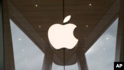 Logo kompanije Epl na ulazu u prodavnicu u Njujorku (Foto: AP/Mary Altaffer)