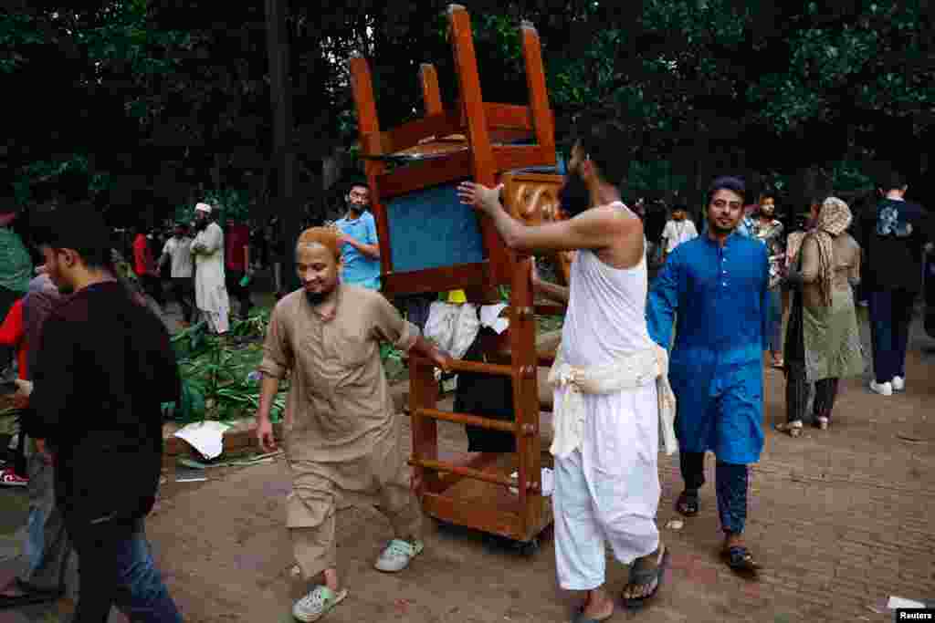 People carry furniture from the Ganabhaban, the Prime Minister&#39;s residence, after the resignation of Prime Minister Sheikh Hasina in Dhaka, Aug. 5, 2024.