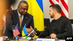 Le secrétaire américain à la Défense Lloyd Austin (à g.) et le président ukrainien Volodymyr Zelensky lors d'une réunion de l'OTAN.