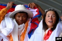 ناروے کی کلائیمبر کرسٹین ہاریلا (دائیں طرف)اور نیپال کے گائید تینجین شیرپا کھٹمنڈو میں ۔ فوٹو اے ایف پی