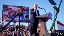 Mantan Presiden Donald Trump berbicara pada saat kampanye di Bandara Regional Waco, 25 Maret 2023, di Waco, Texas. (Foto: AP)