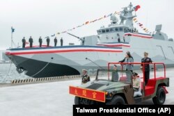 Presiden Taiwan Tsai Ing-wen memeriksa dua kapal angkatan laut baru Vietnam di pelabuhan Suao, Taiwan utara, Selasa, 26 Maret 2024. (Kantor Kepresidenan Taiwan via AP)