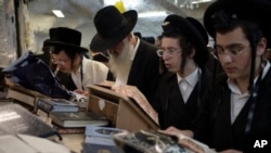 Umat ​​Yahudi Ultra-Ortodoks berdoa di makam Shimon Hatzadik selama perayaan hari raya Yahudi Lag BaOmer di lingkungan Sheikh Jarrah, Yerusalem timur, 26 Mei 2024 lalu.