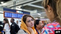 Peneliti dan aktivis hak perempuanm Naveen Hashim (kiri) berbicara dengan seorang jurnalis dokumenter ketika tiba di Bandara Roissy-Charles de Gaulle di Roissy, di sebelah utara Paris, pada 4 September 2023. (Foto: AFP/Geoffroy Van Der Hasselt)