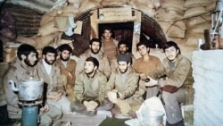 ابراهیم رییسی در میان جمعی از سربازان در جنگ عراق در سال ۱۹۸۸