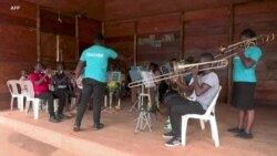 Des enfants ougandais marginalisés apprennent la musique pour une meilleure intégration sociale 