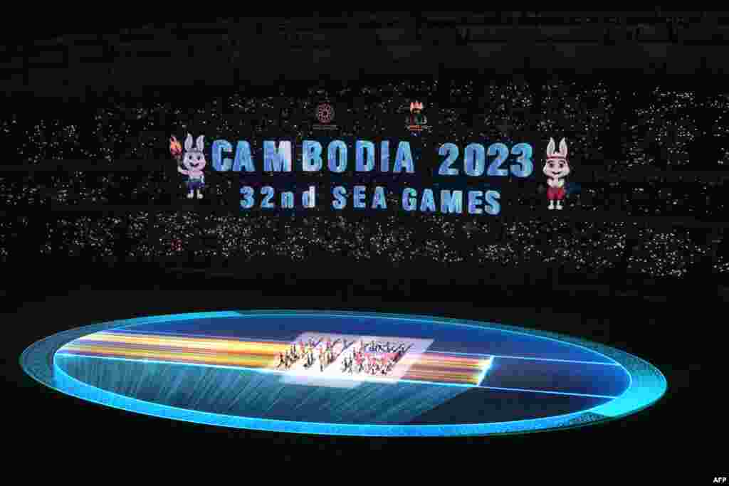 ពិធីសម្ពោធព្រឹត្តិការណ៍ប្រកួតកីឡាស៊ីហ្គេមលើកទី ៣២ នៅពហុកីឡដ្ឋានជាតិមរតកតេជោ នៅរាជធានីភ្នំពេញ នៅថ្ងៃទី ៥ ខែឧសភា ឆ្នាំ ២០២៣។ 