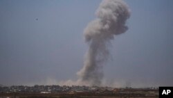 دود ناشی از حملات در غزه به هوا می‌رود.(تصویر گرفته شده از جنوب اسرائيل) - آرشیو
