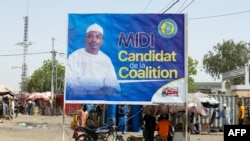 La campagne électorale est largement monocolore, avec une capitale est tapissée d'affiches aux seules effigies et couleurs de MIDI, l'acronyme de Mahamat Idriss Déby Itno.