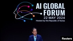 នាយករដ្ឋមន្ត្រី​កូរ៉េខាងត្បូងលោក Han Duck-soo ថ្លែងសុន្ទរកថា​នៅ​ក្នុង​កម្មវិធី​បើក​កិច្ចប្រជុំ​សកលស្តីពី​បច្ចេកវិទ្យាបញ្ញាសិប្បនិម្មិត AI នៅទីក្រុងសេអ៊ូល ប្រទេសកូរ៉េខាងត្បូង កាលពីថ្ងៃទី២២ ខែឧសភា ឆ្នាំ២០២៤។