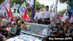 Pasangan Capres Anies Baswedan dan Cawapres Muhaimin Iskandar menyapa para pendukungnya di depan Gedung Komisi Pemilihan Umum (KPU) di Jakarta, 19 Oktober 2023. 