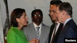 2023年8月27日，美国商务部长吉娜·雷蒙多抵达北京首都国际机场后与中国商务部司长林峰和美国驻华大使尼克·伯恩斯交谈。(路透社)