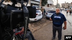 Šef biroa Al Džazire za Gazi Vael el Dadu radi u Rafi u južnom pojasu Gaze, 12. decembra 2023., usred nastavaka bitaka između Izraela i palestinske militantne grupe Hamas.