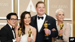 Aktorët Ke Huy Quan, Michelle Yeoh, Brendan Fraser dhe Jamie Lee Curtis, pozojnë pas marrjes së çmimit Oscar