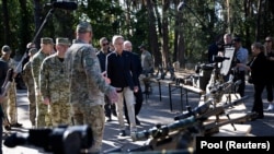 美国国务卿布林肯在基辅视察武器装备。（2023年9月7日）
