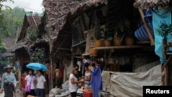 Para pengungsi asal Myanmar yang kabur dari negaranya, tampak beraktivitas di kamp pengungsi Mae La di distrik Mae Sot di perbatasan Myanmar-Thailand, pada 21 Juli 2014. (Foto: Reuters/Chaiwat Subprasom)