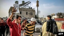 Seorang pria menuntun seorang pasien sambil membawakan larutan infusnya saat berjalan di luar rumah sakit di Kota Gaza pada 27 Maret 2024 di tengah konflik di Jalur Gaza antara Israel dan kelompok militan Palestina Hamas. (AFP)