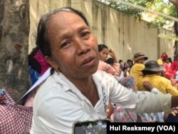 អ្នកស្រី ហុន ហន ពលរដ្ឋ​ម្នាក់​ទៀត​មក​ពី​ខេត្តកោះកុង​ ផ្តល់​បទសម្ភាសន៍​ជាមួយ​សំឡេងសហរដ្ឋ​អាមេរិក​ នៅ​ទីក្រុងភ្នំពេញ​ ថ្ងៃទី​២២ ខែ​ឧសភា​ ឆ្នាំ២០២៣។ (ហ៊ុល រស្មី/វីអូអេ)