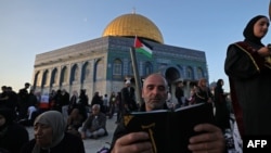 Umat Muslim berdoa pada malam Laylat al-Qadr, salah satu malam paling suci selama bulan puasa Ramadan, di luar "Dome of the Rock" di kompleks Masjid Al-Aqsa di Yerusalem 17 April 2023 (foto: dok).