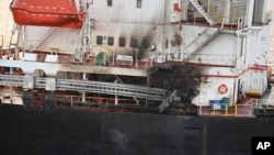 Kerusakan yang diderita oleh kapal kargo Genco Picardy milik AS yang diserang oleh kelompok militan Houthi dengan drone pada 17 Januari 2024. (Foto: Indian navy via AP)