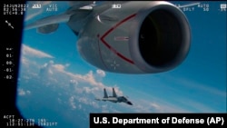 美国国防部2023年10月17日解密中国解放军胁迫和危险拦截行为的图像和视频，2022年6月23日中国军机在太平洋国际空域拦截美国军机。自2021年秋季以来，已有超过180起此类事件。