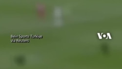 Fans Sepak Bola Lempar Boneka untuk Anak Korban Gempa Turki